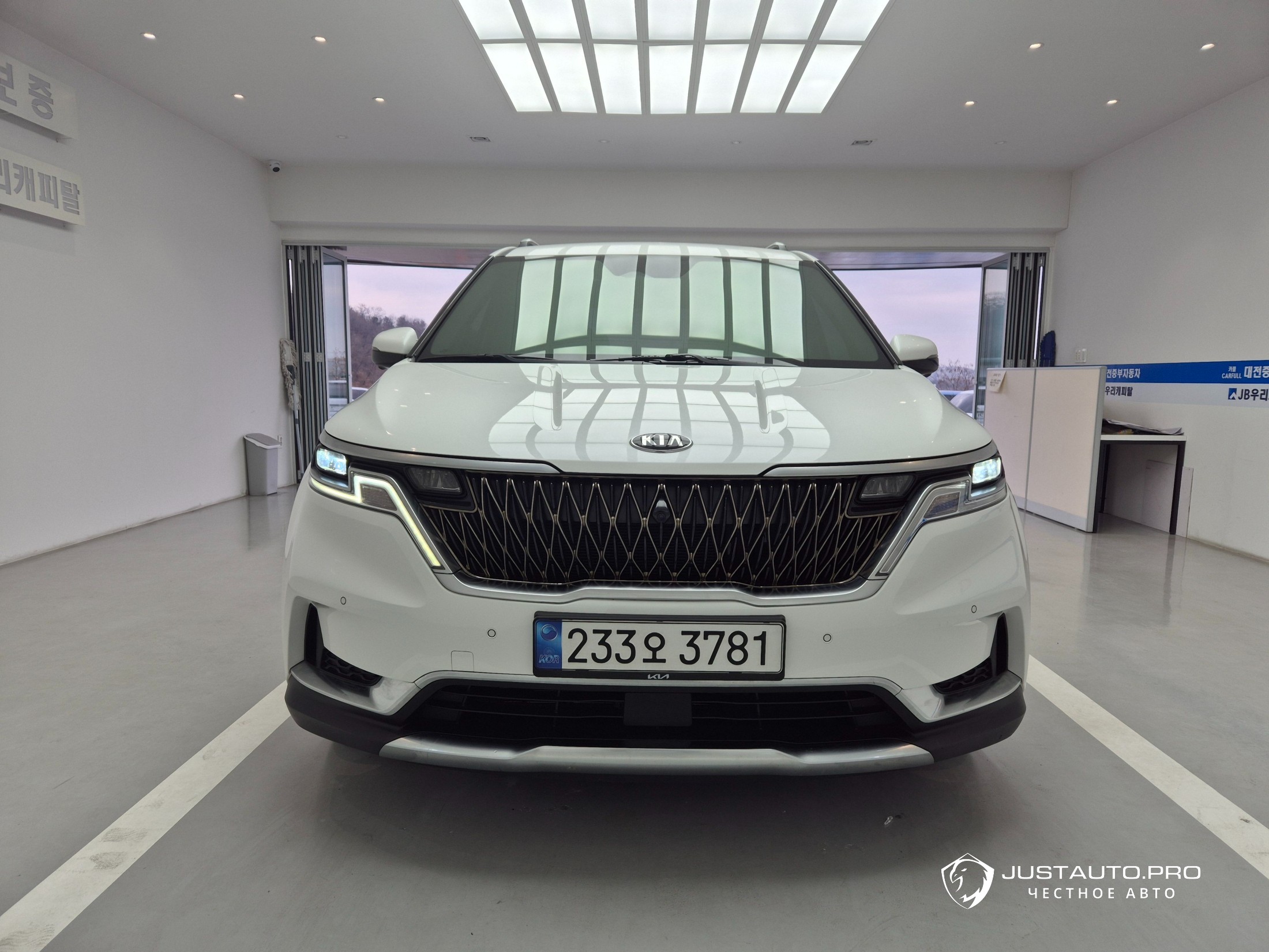 Автомобиль Kia Canival