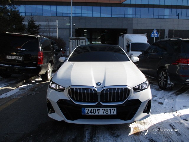 Автомобиль BMW 5-Series