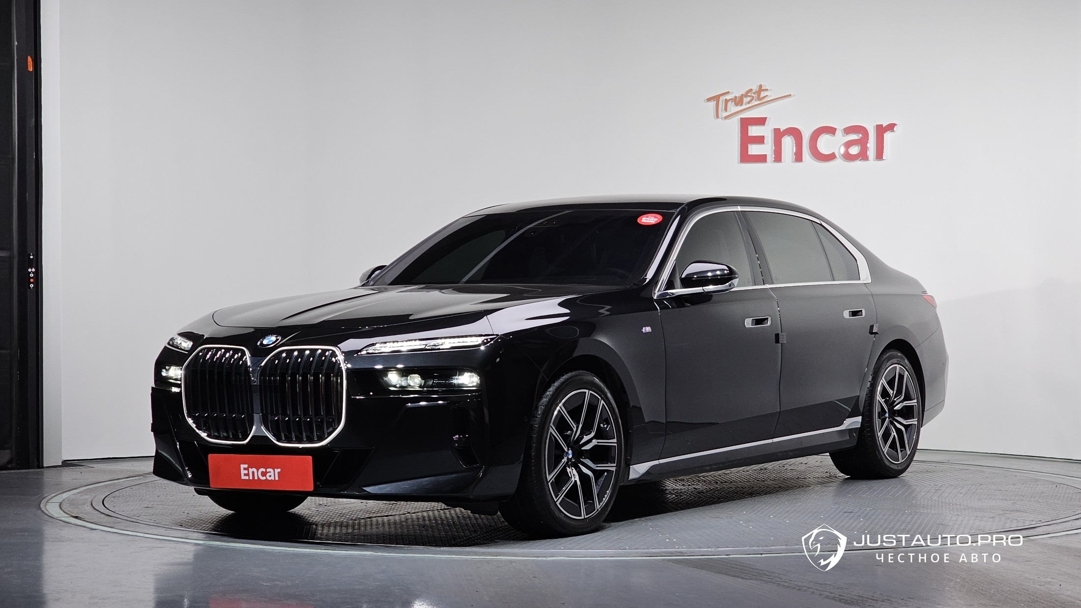 Автомобиль BMW 7-Series