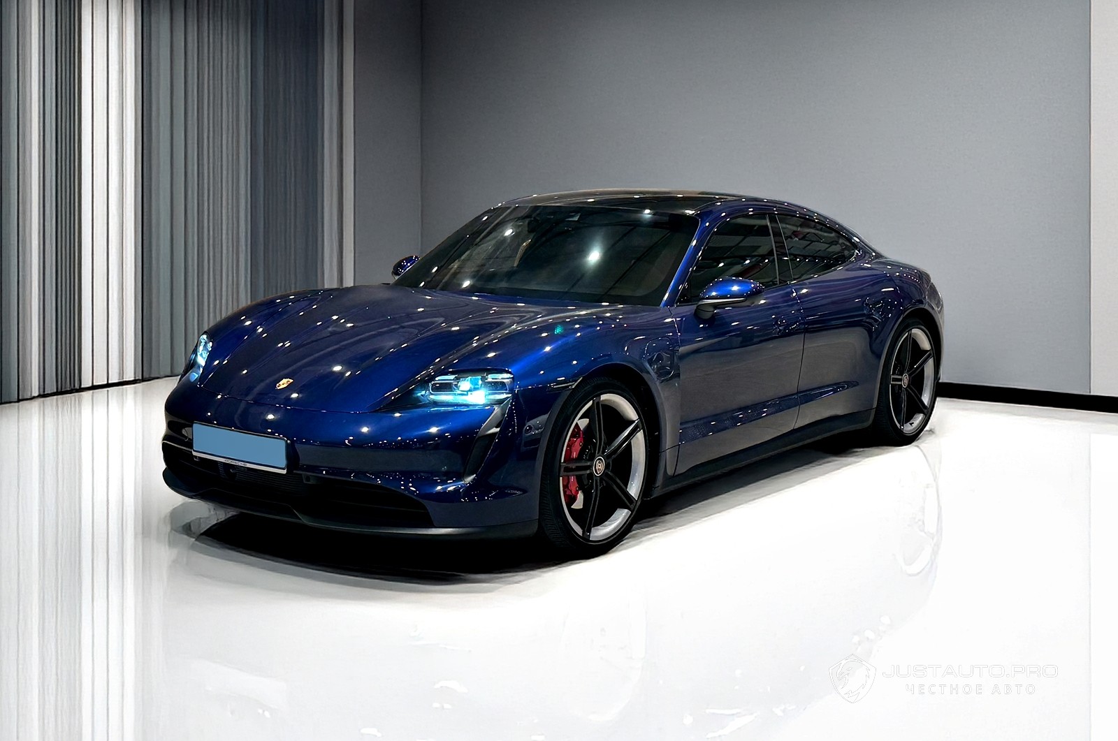 Автомобиль Porsche Taycan