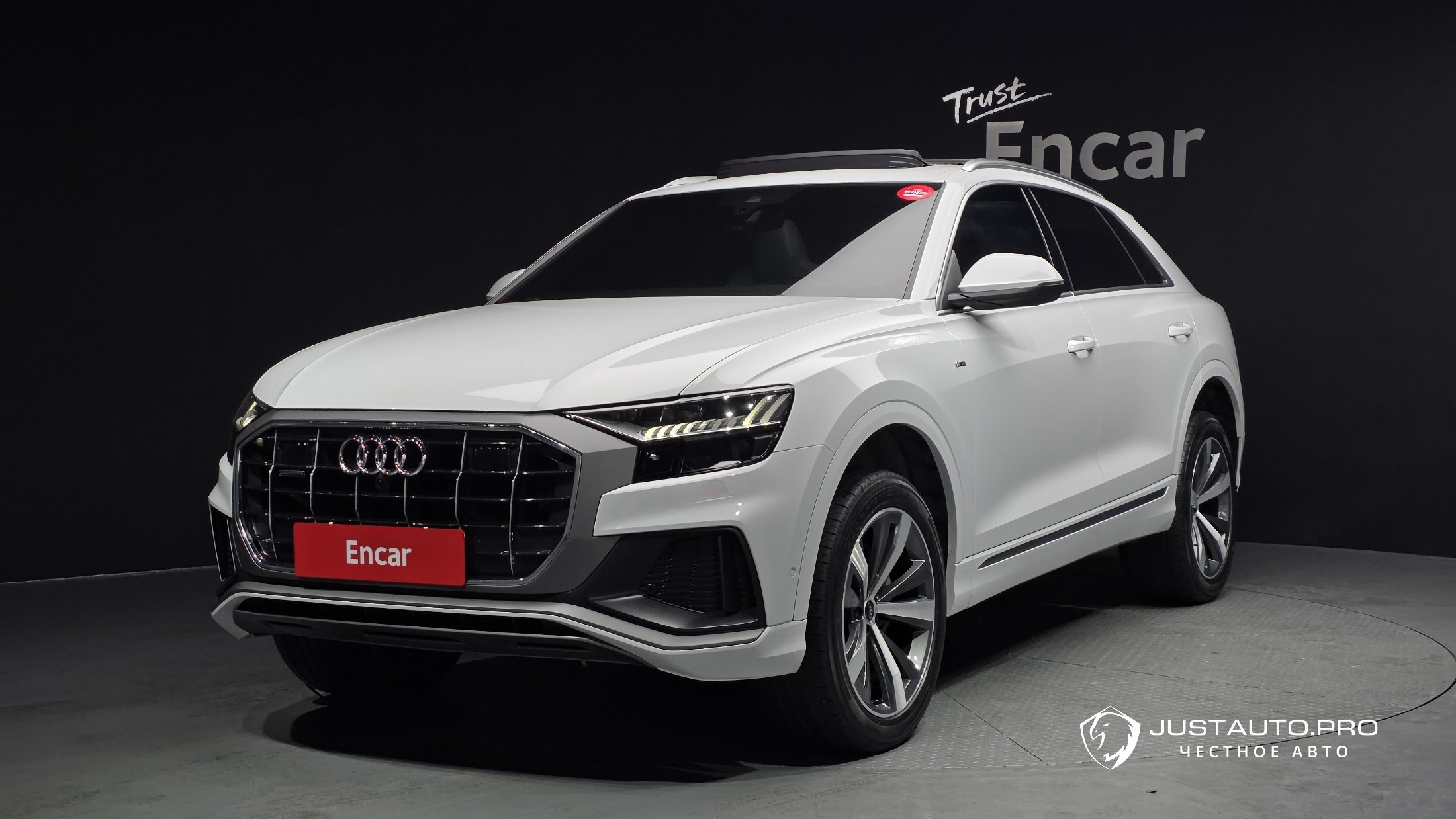 Автомобиль Audi Q8