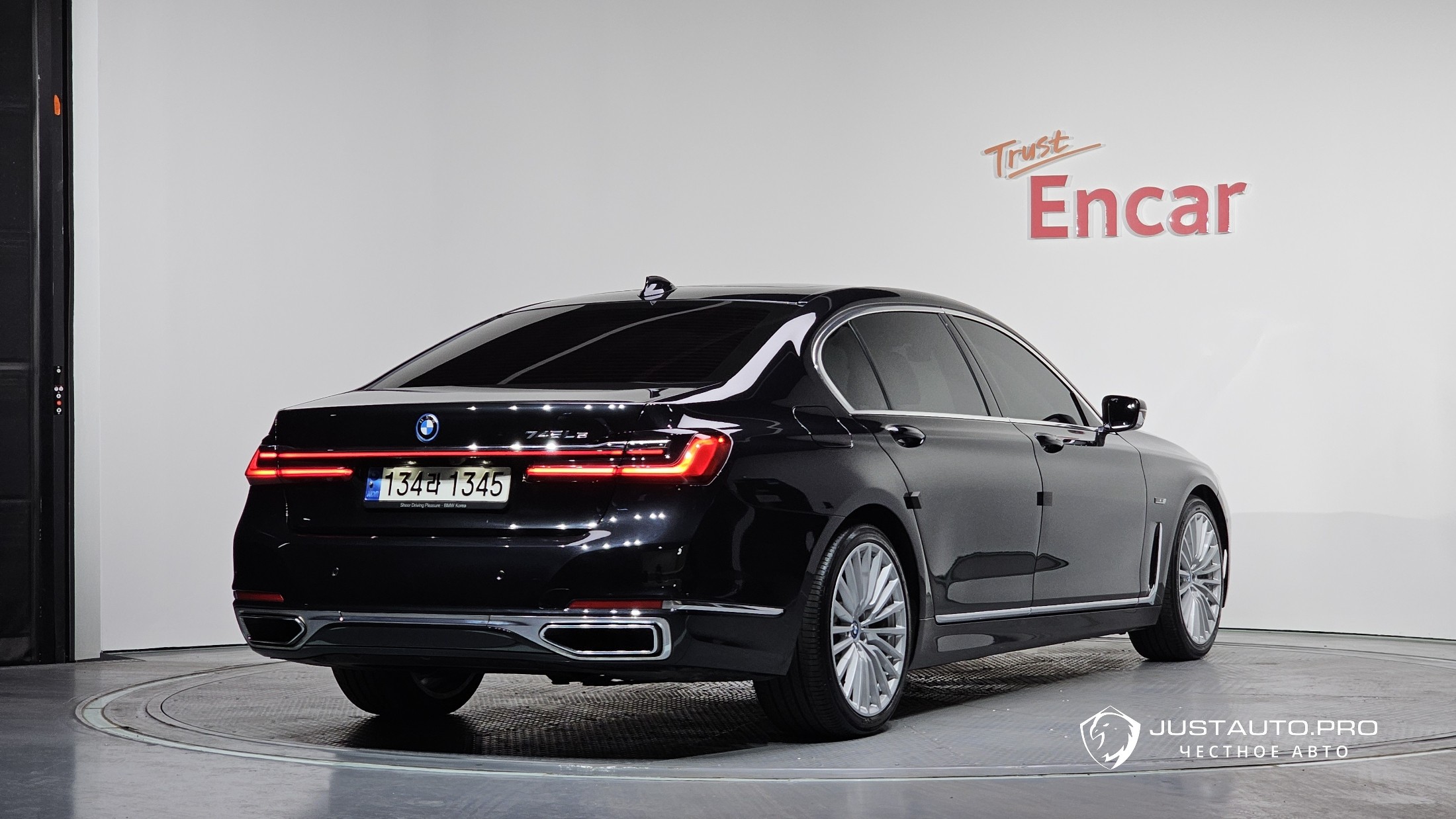 Автомобиль BMW 7-Series