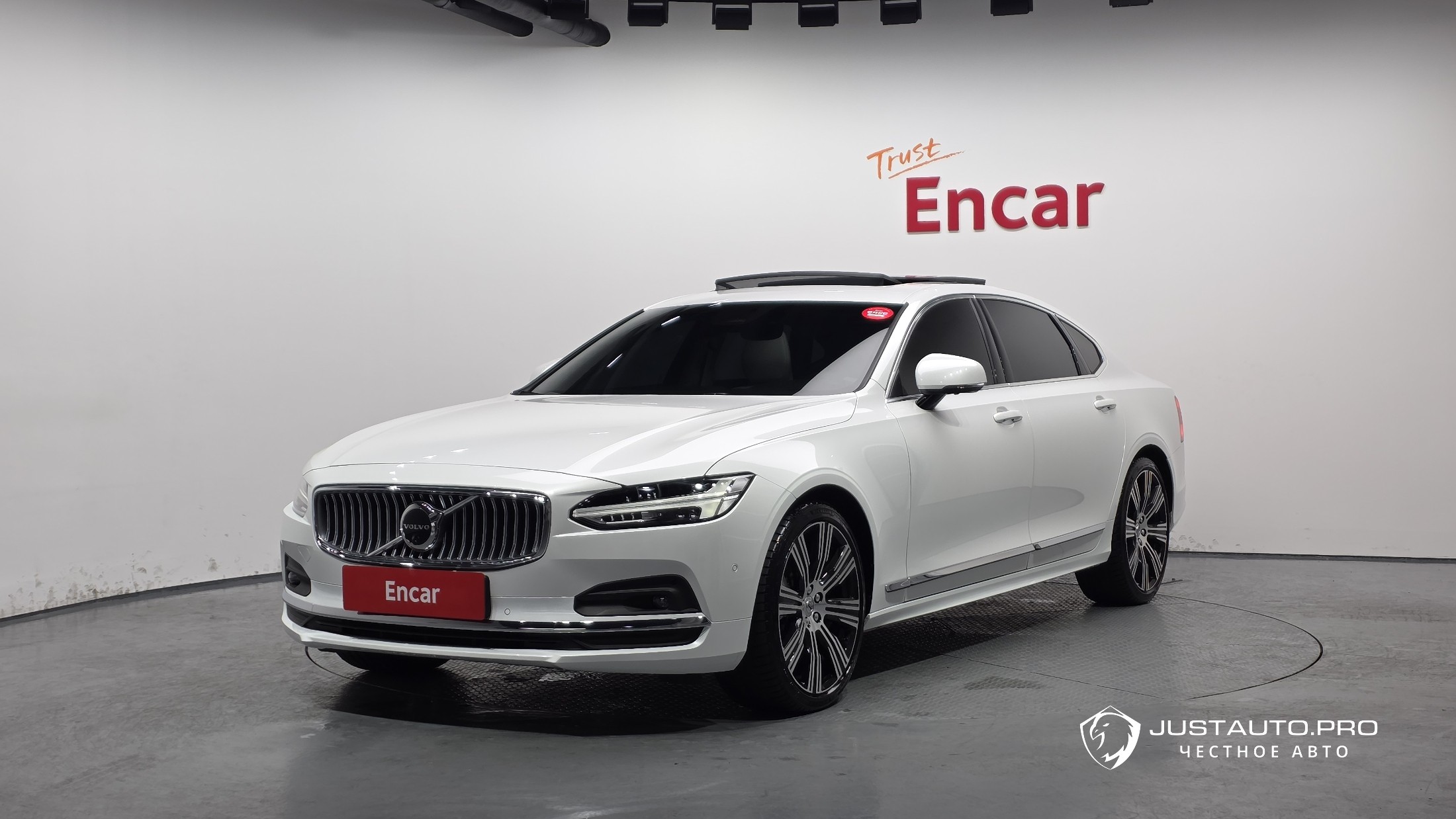 Автомобиль Volvo S90