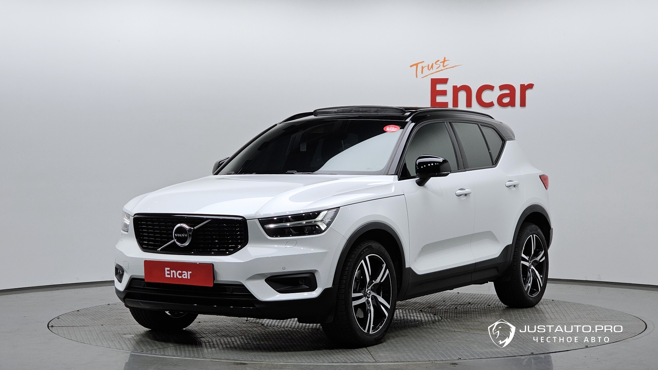 Автомобиль Volvo XC40