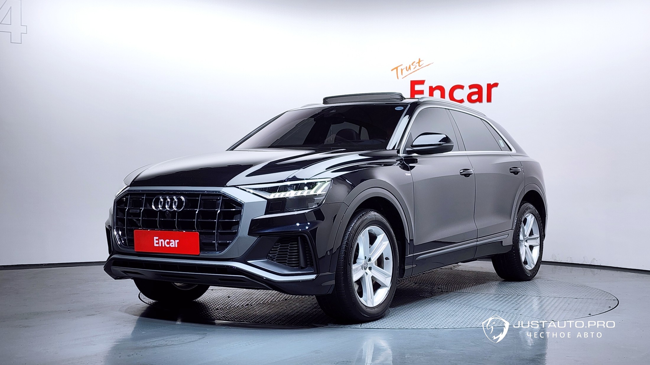 Автомобиль Audi Q8
