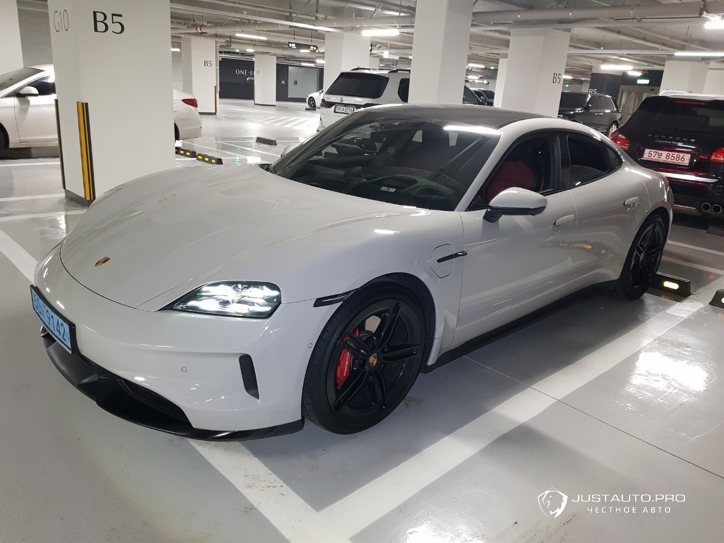 Автомобиль Porsche Taycan