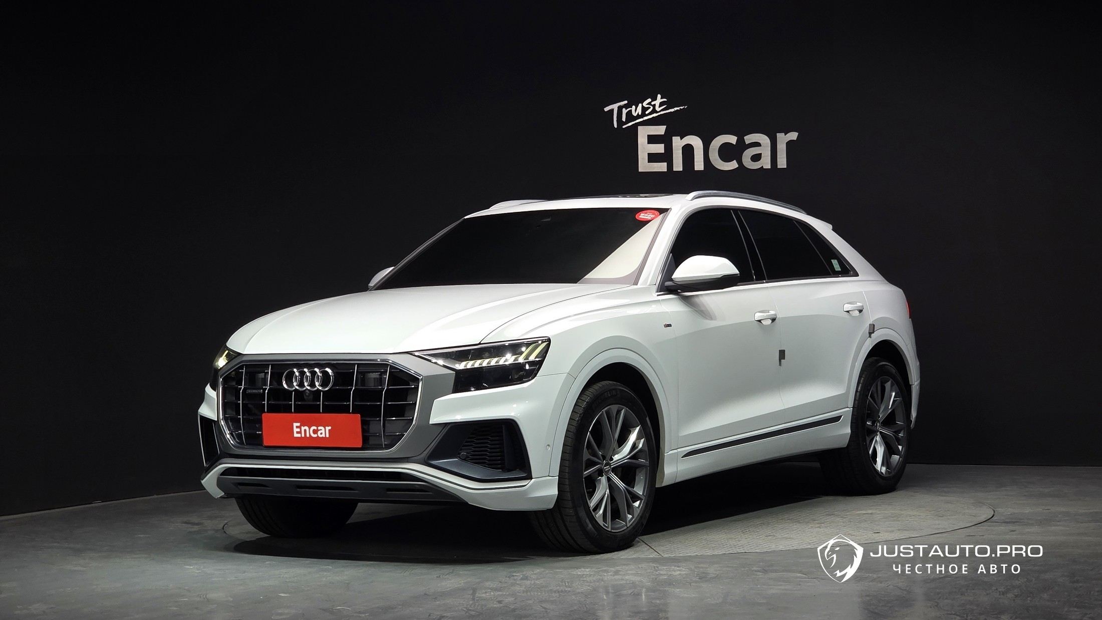 Автомобиль Audi Q8
