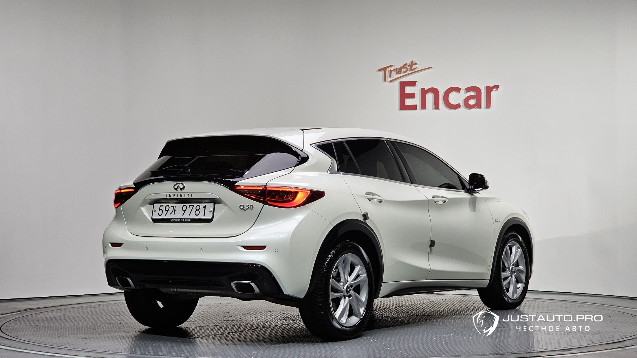 Автомобиль Infiniti Q30