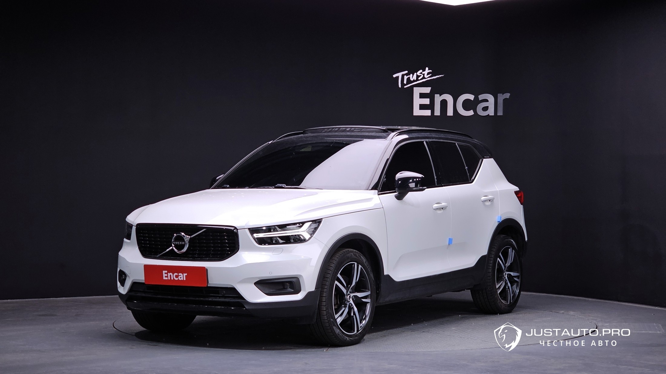 Автомобиль Volvo XC40