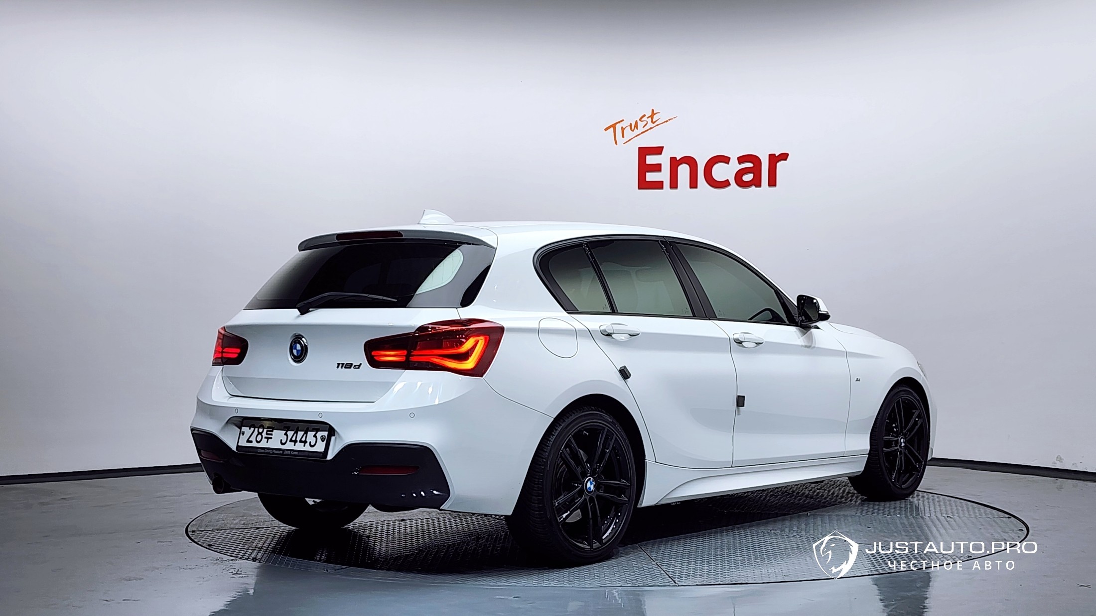 Автомобиль BMW 1-Series
