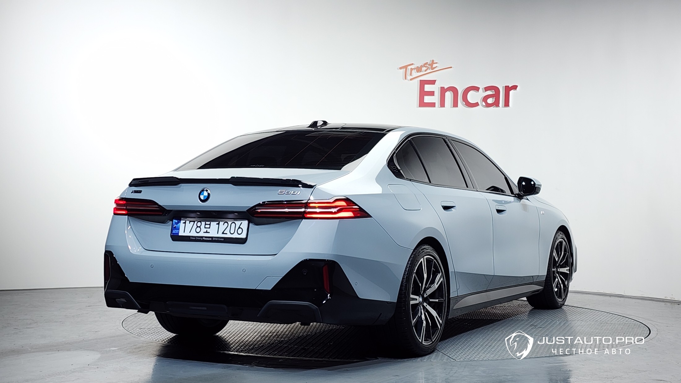 Автомобиль BMW 5-Series