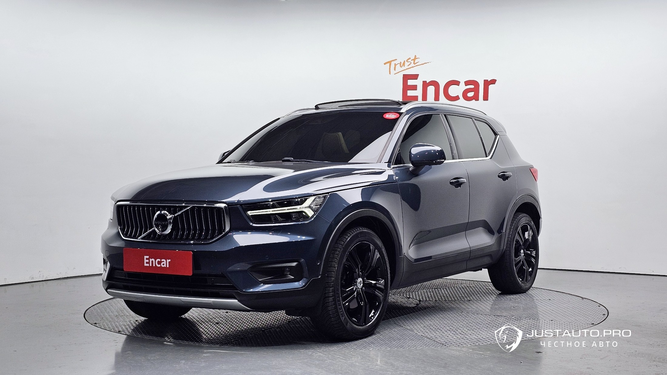Автомобиль Volvo XC40
