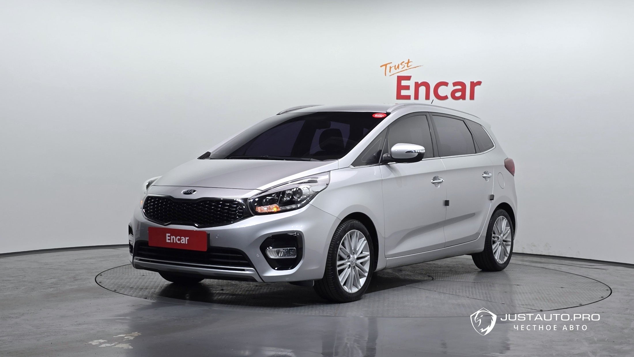 Автомобиль Kia Carens