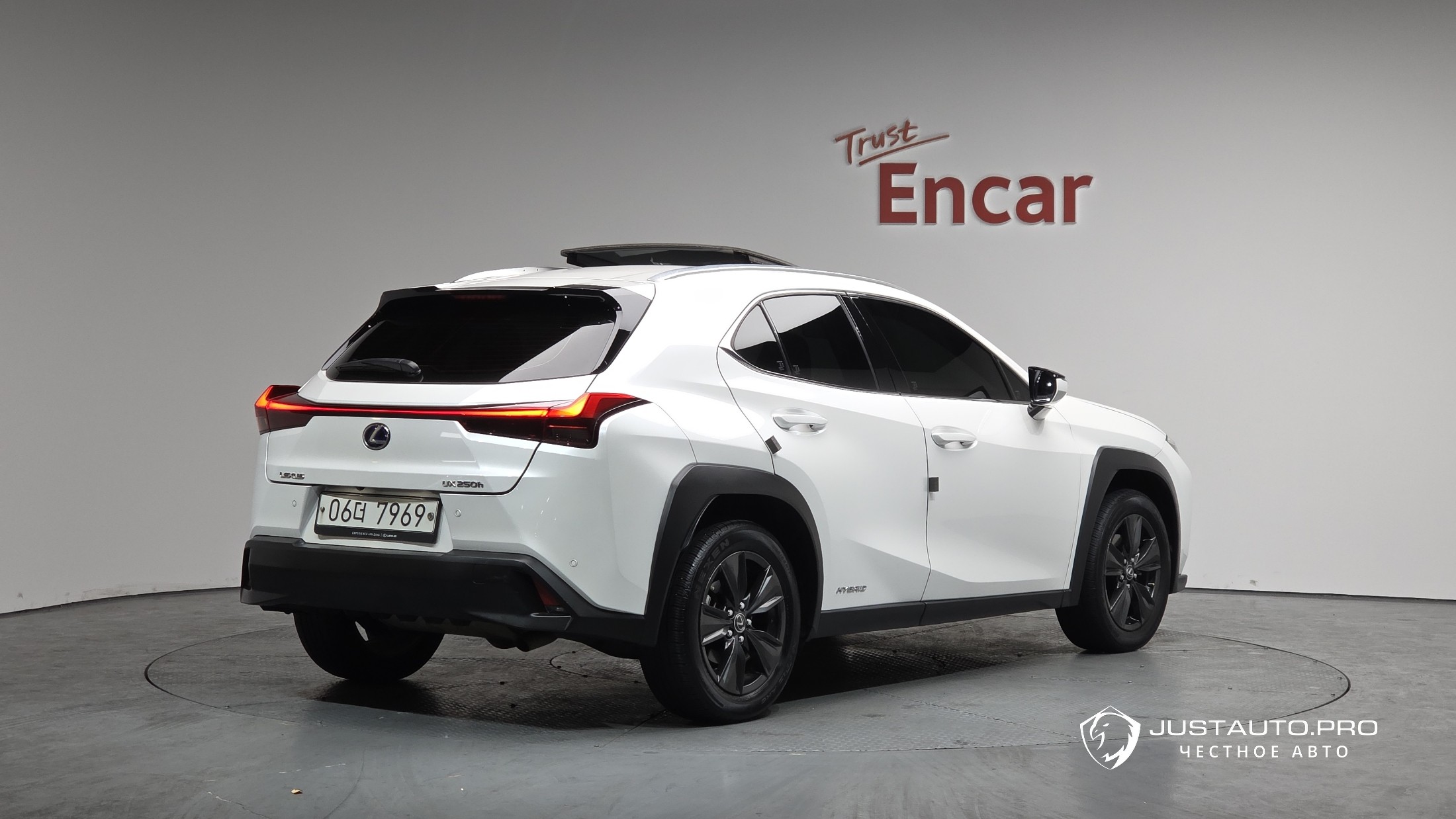 Автомобиль Lexus UX