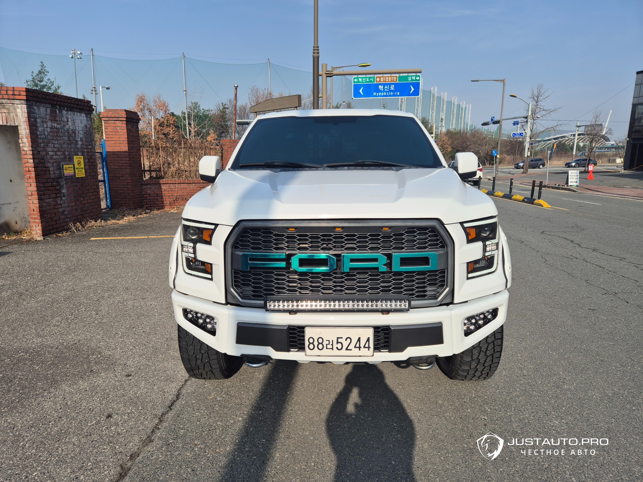 Автомобиль Ford F150