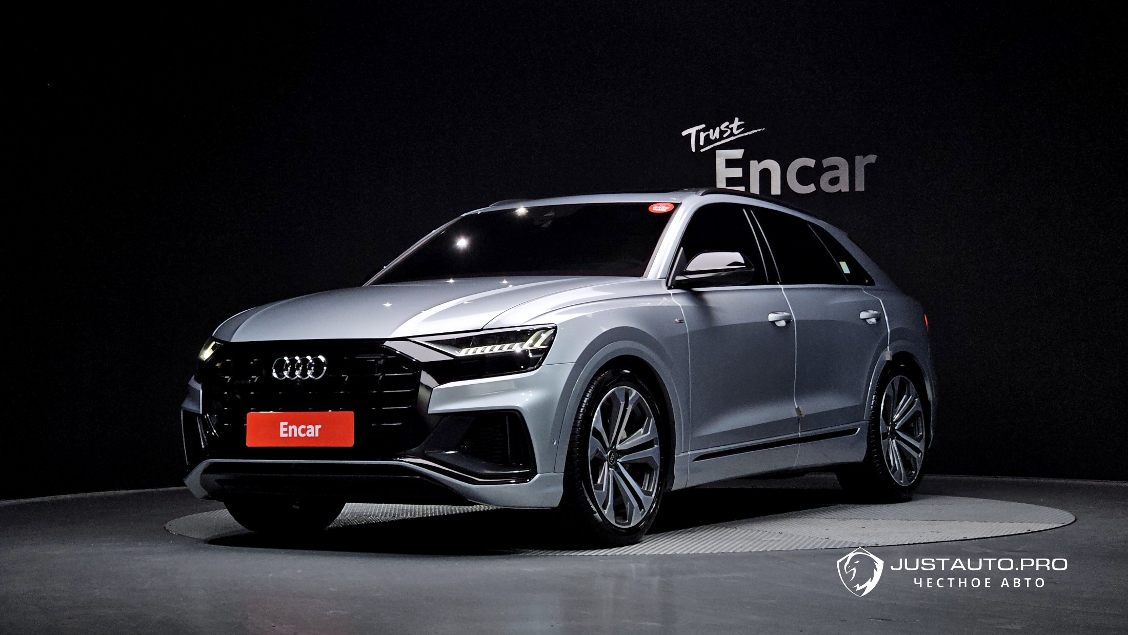 Автомобиль Audi Q8