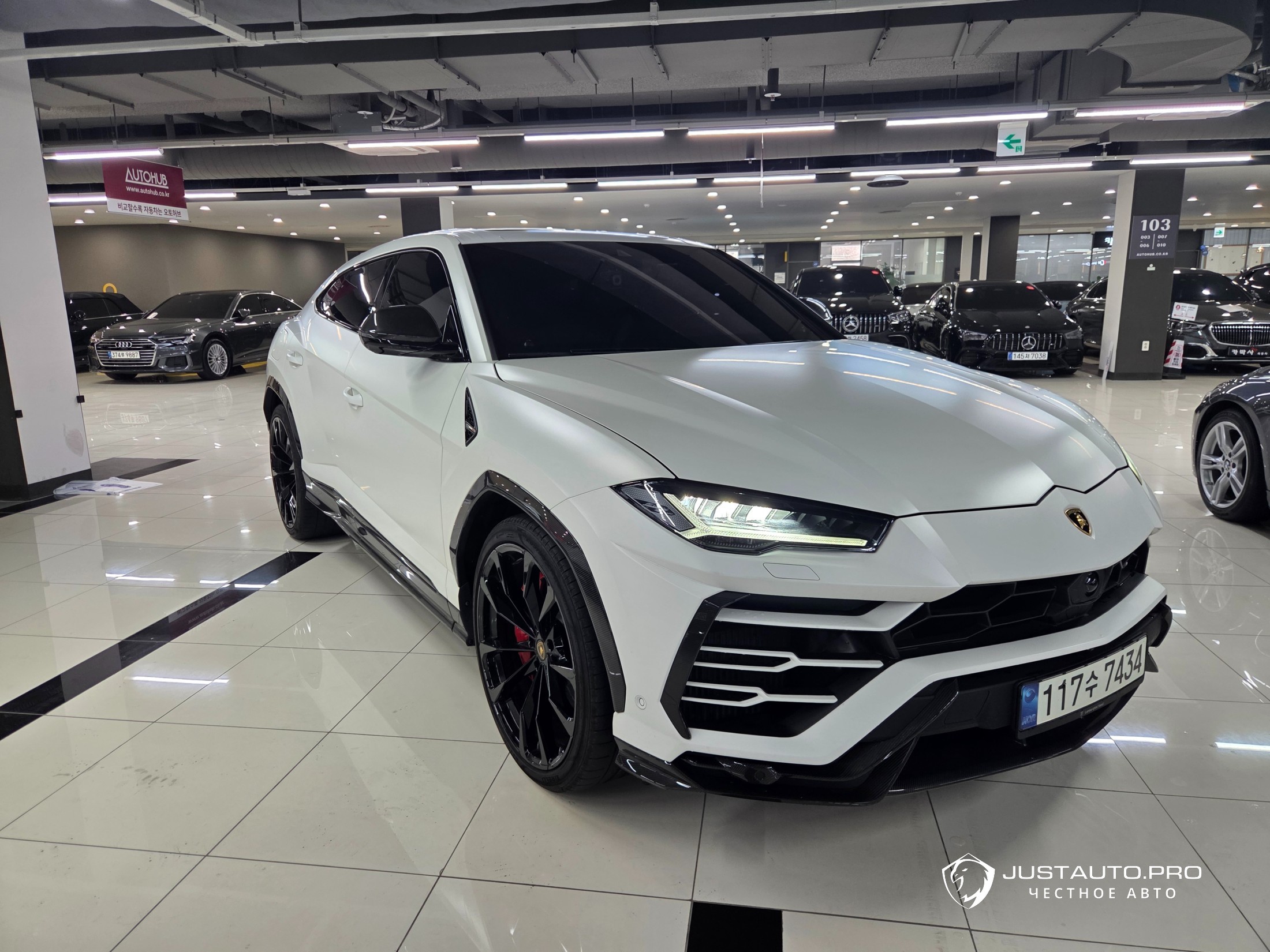 Автомобиль Lamborghini Urus