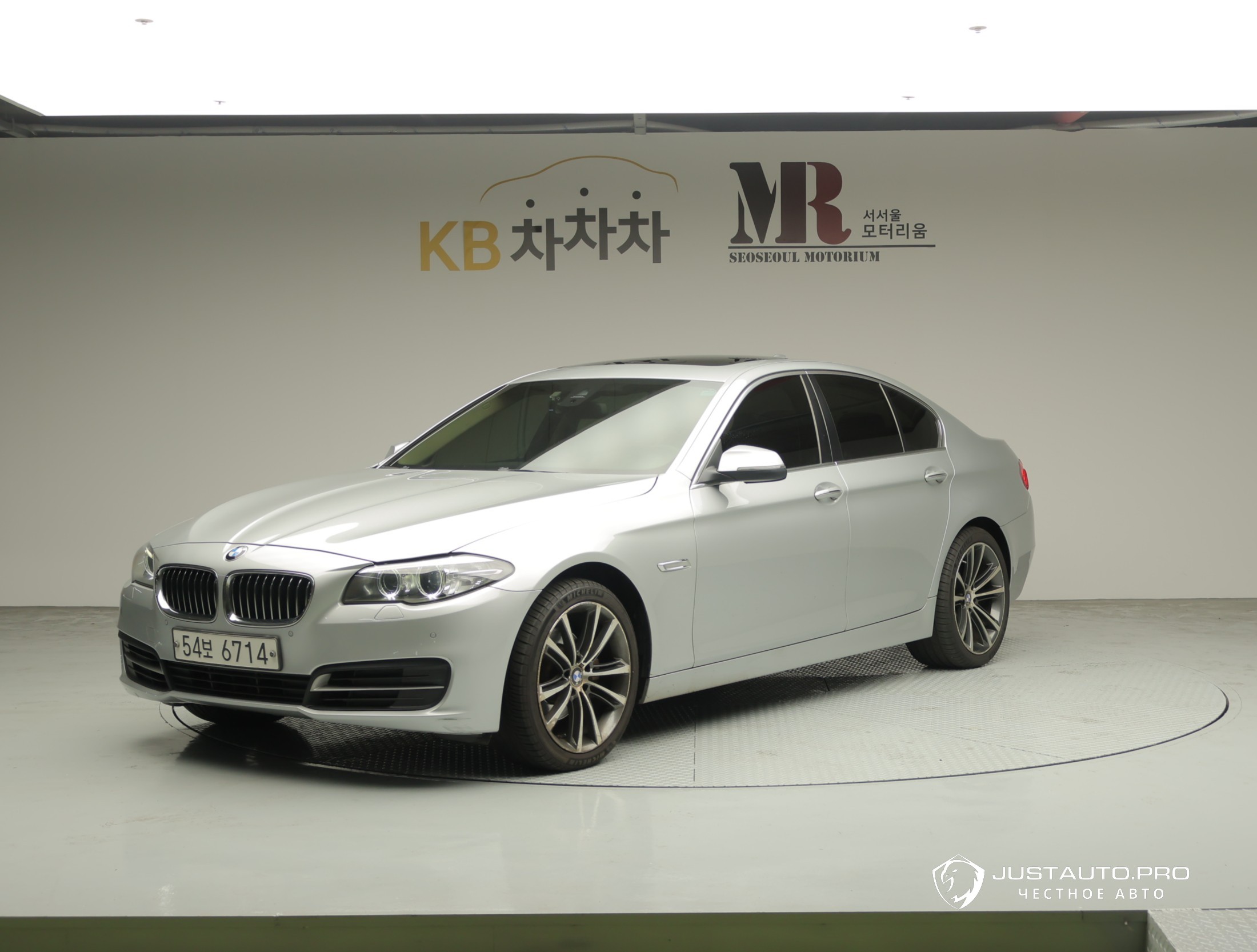 Автомобиль BMW 5-Series