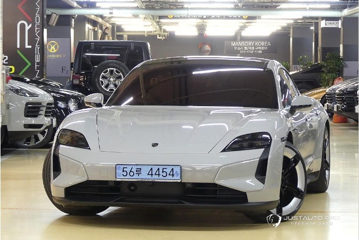 Автомобиль Porsche Taycan