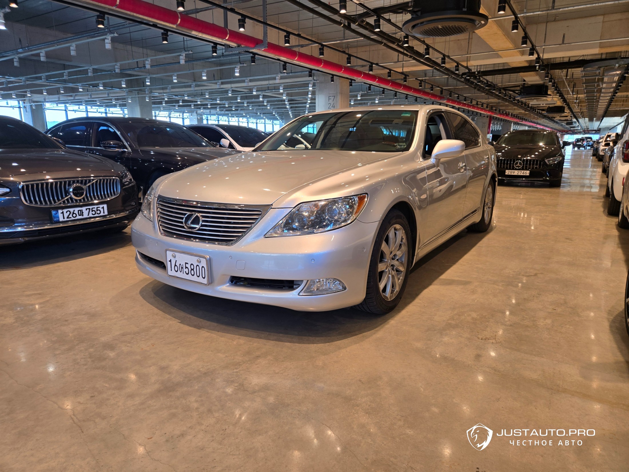 Автомобиль Lexus LS