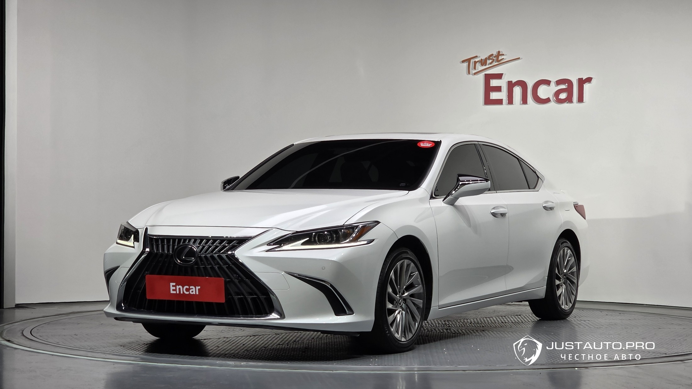 Автомобиль Lexus ES