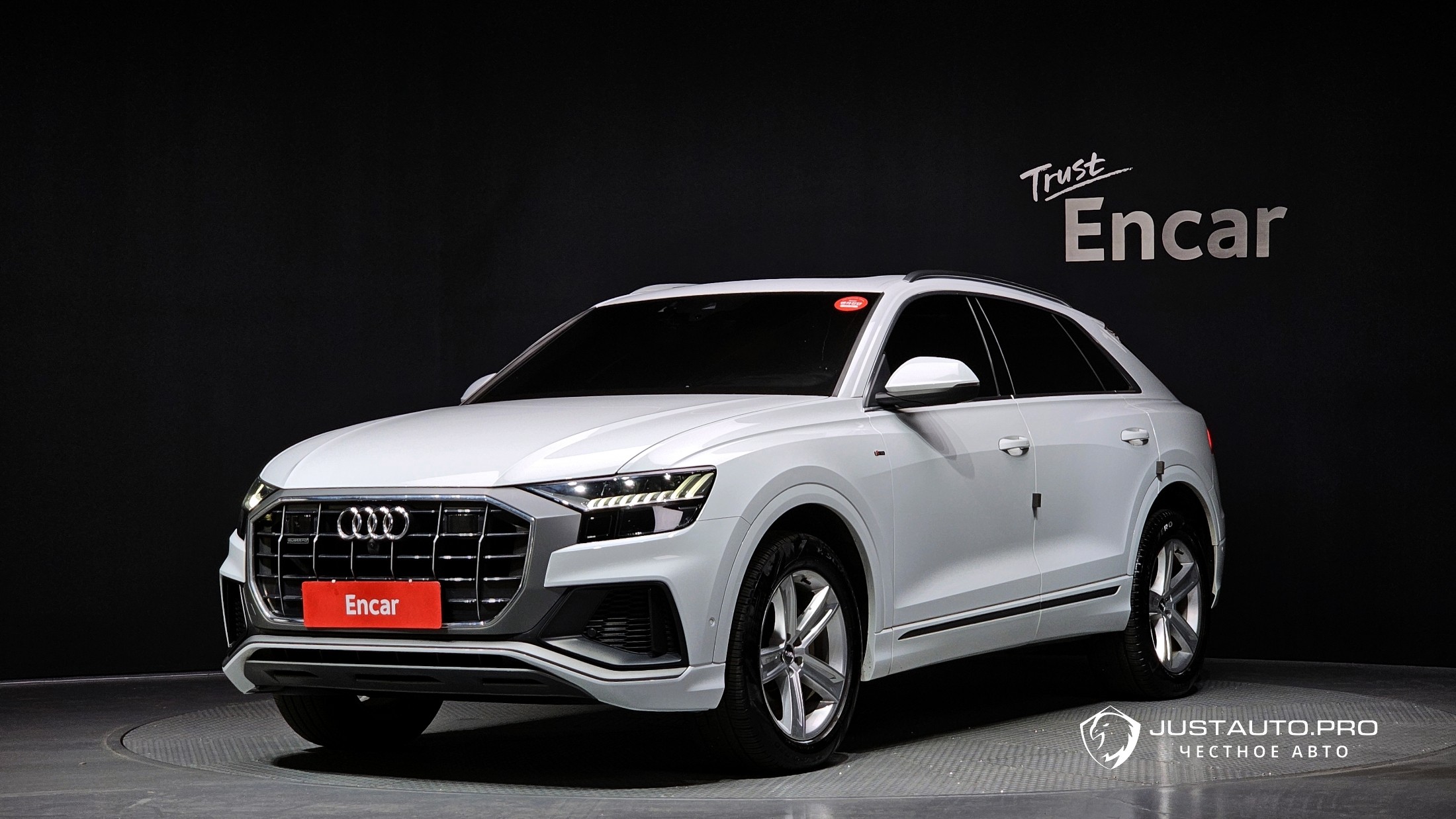 Автомобиль Audi Q8