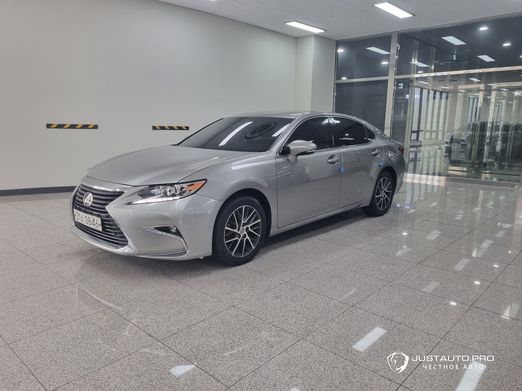 Автомобиль Lexus ES