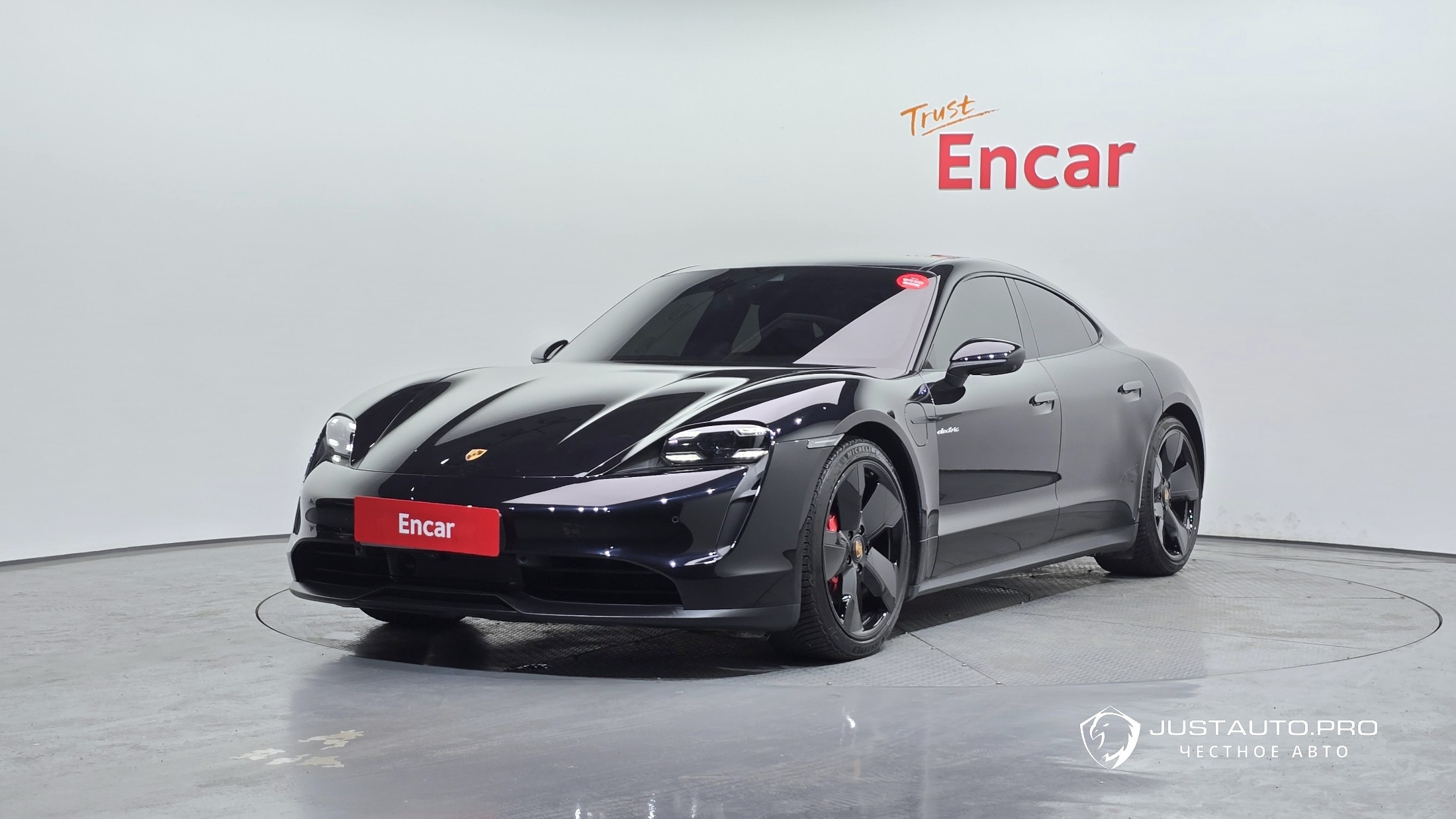 Автомобиль Porsche Taycan