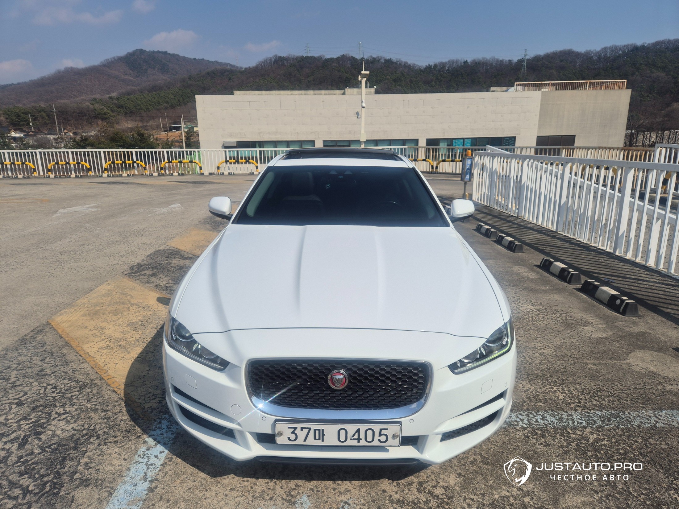 Автомобиль Jaguar XE