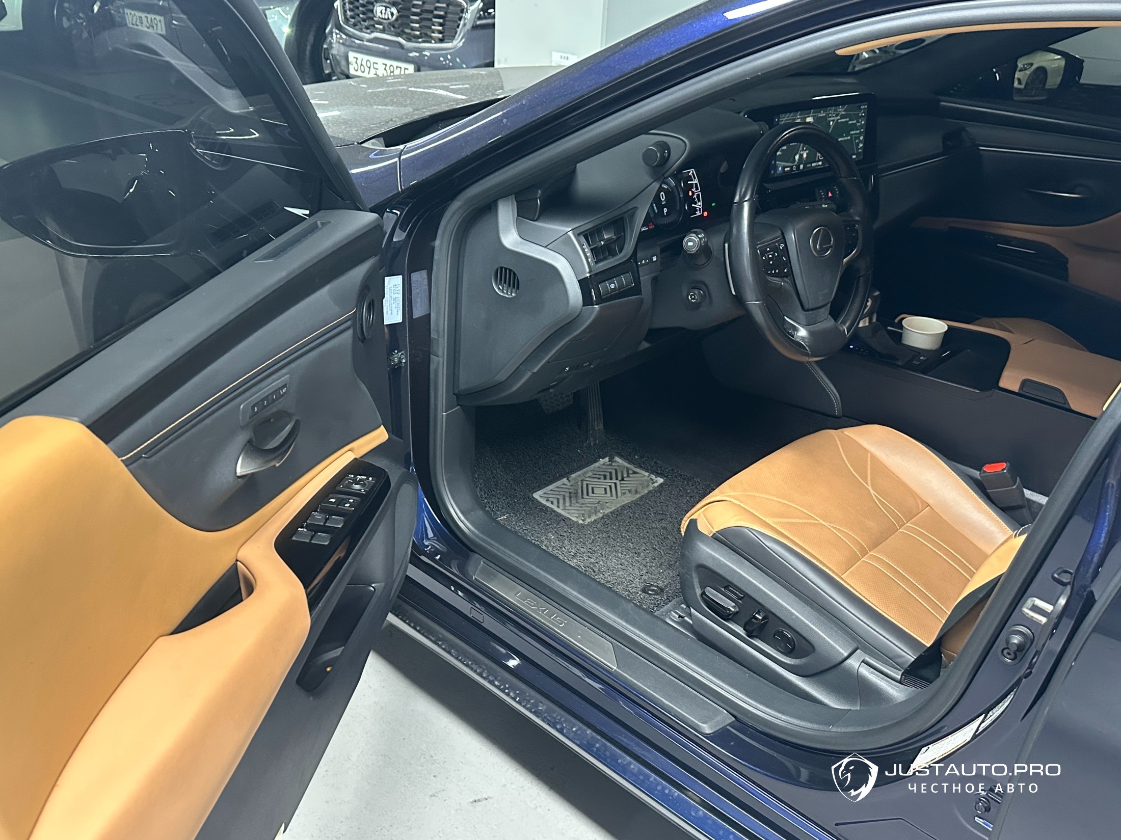 Автомобиль Lexus ES