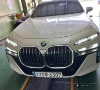 Автомобиль BMW 7-Series