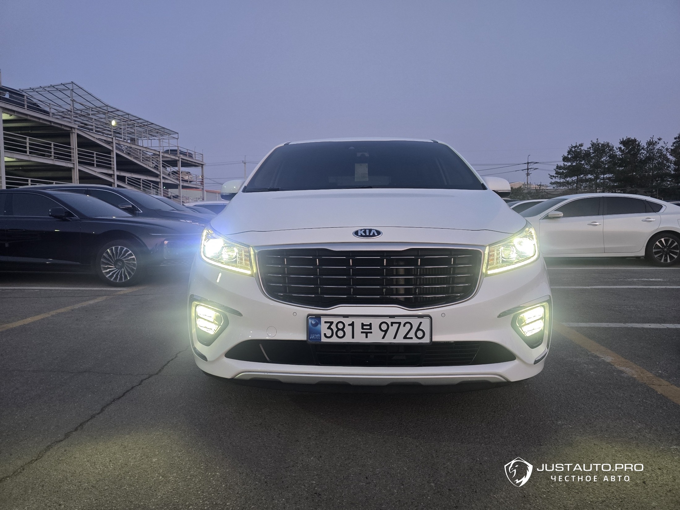 Автомобиль Kia Canival