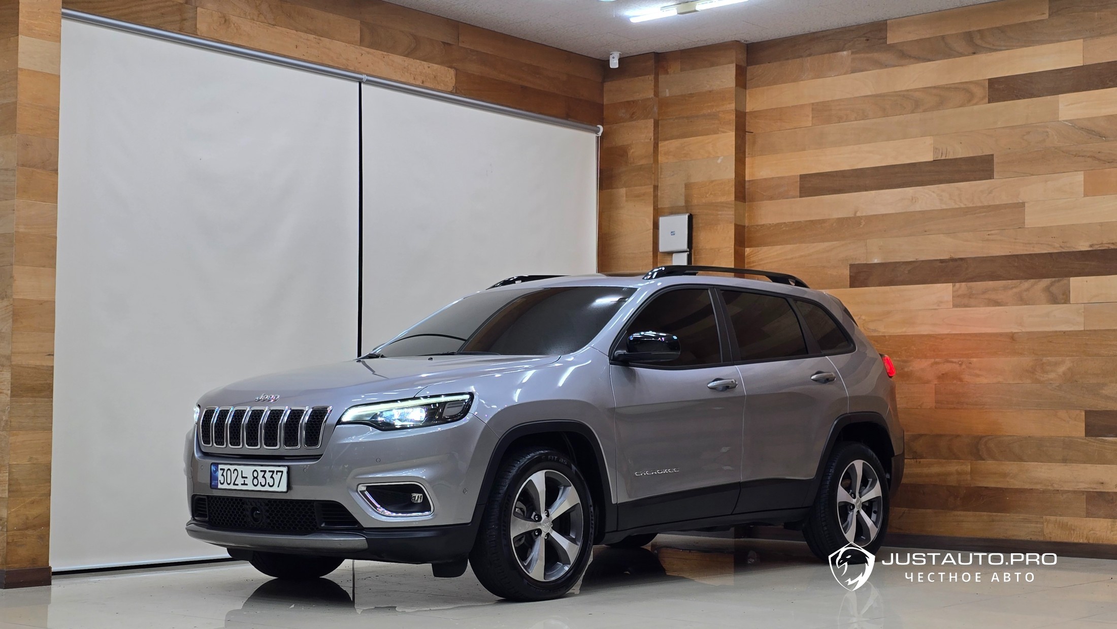 Автомобиль Jeep Cherokee