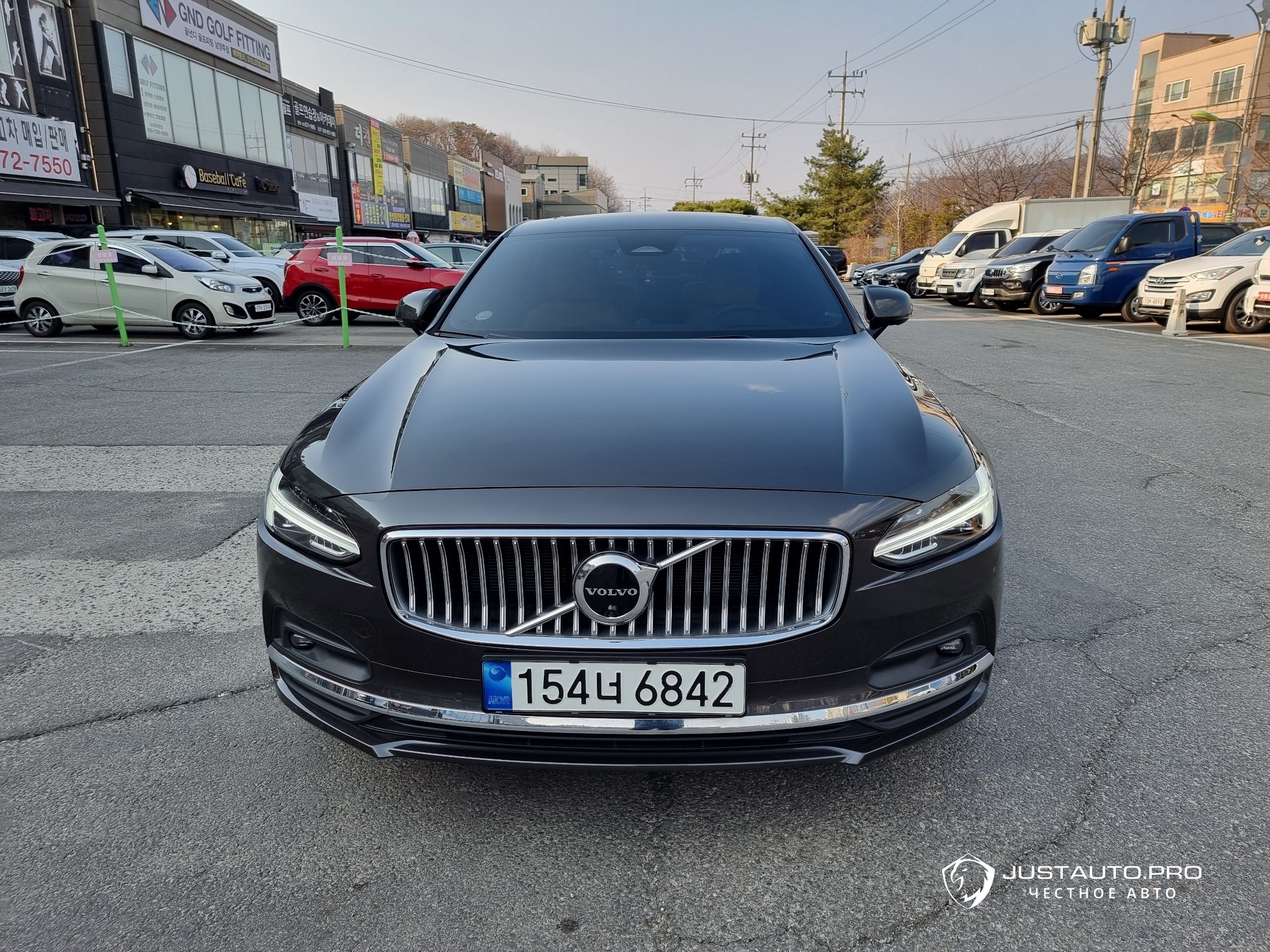 Автомобиль Volvo S90
