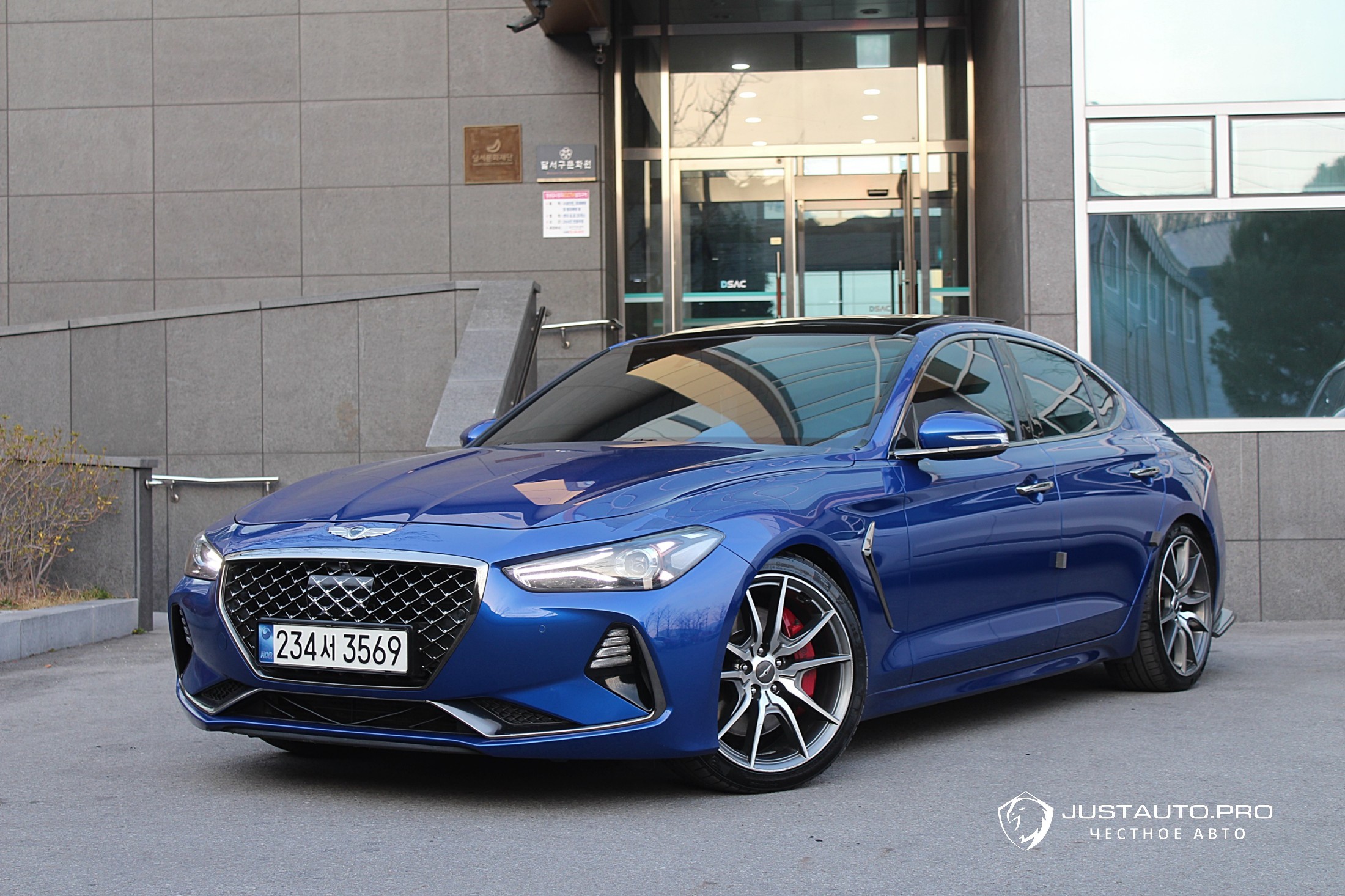 Автомобиль Genesis G70