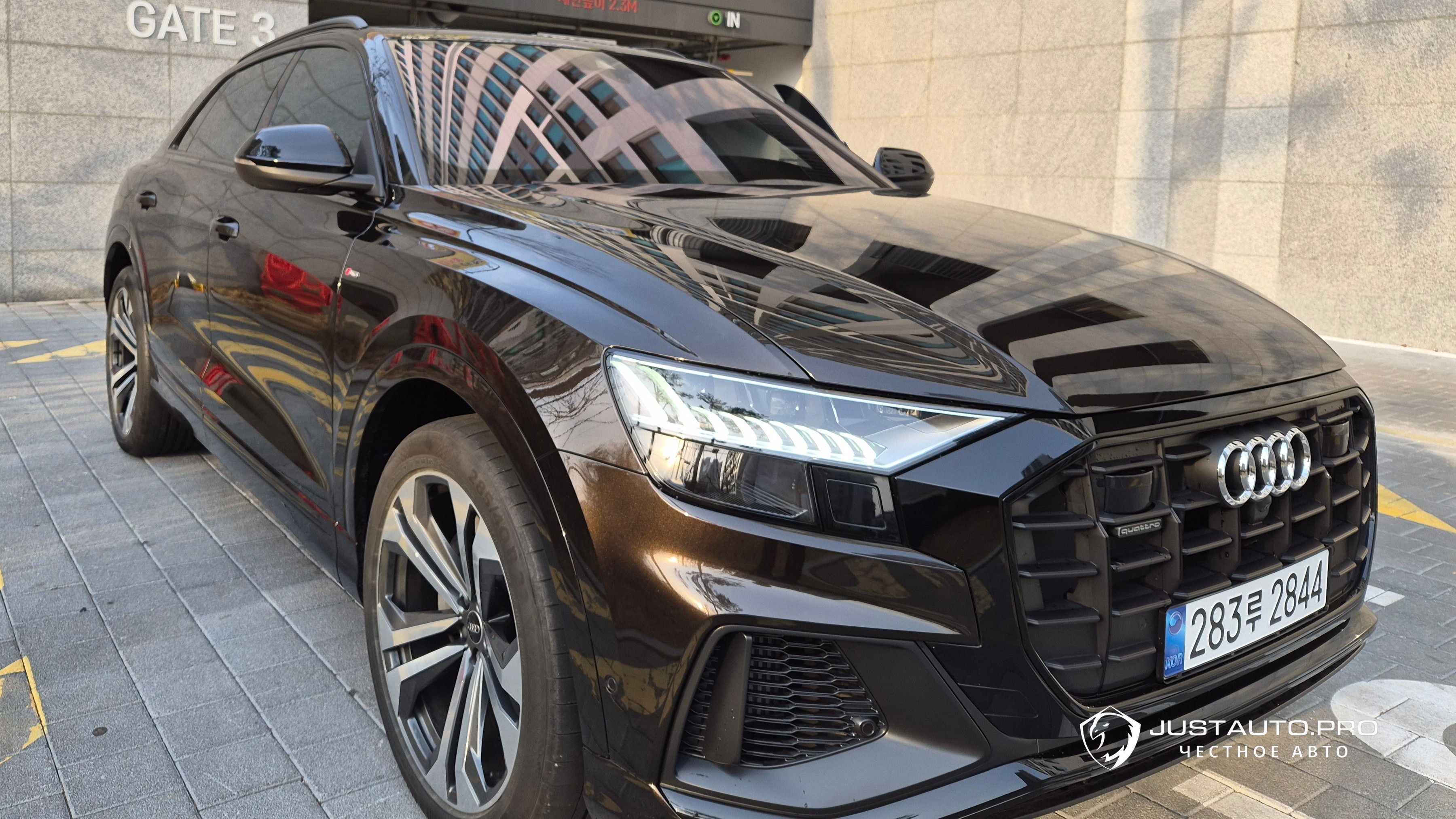 Автомобиль Audi Q8