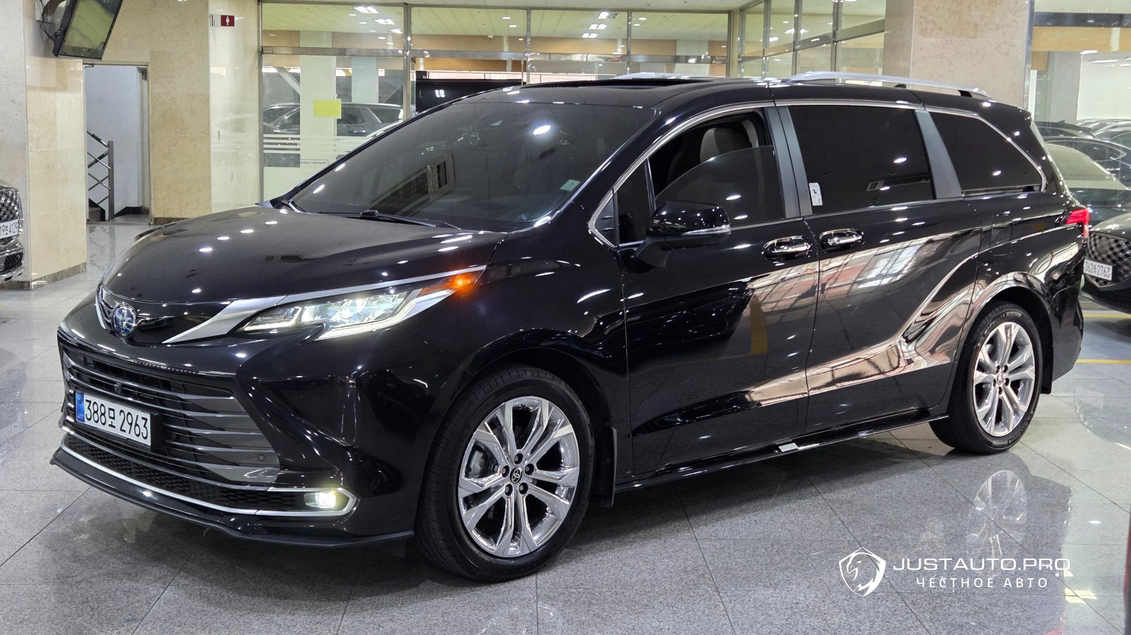 Автомобиль Toyota Sienna