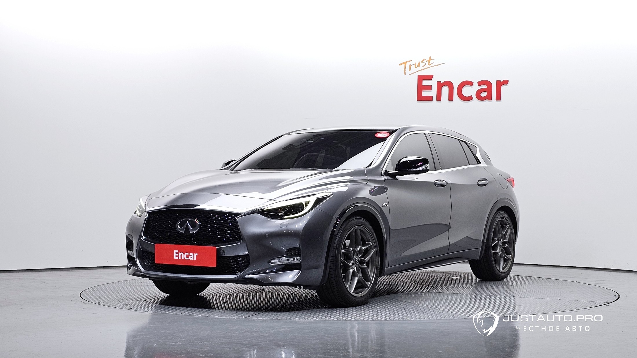 Автомобиль Infiniti Q30