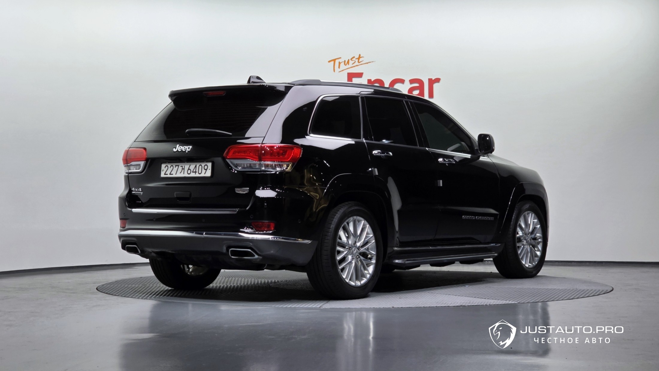 Автомобиль Jeep Cherokee