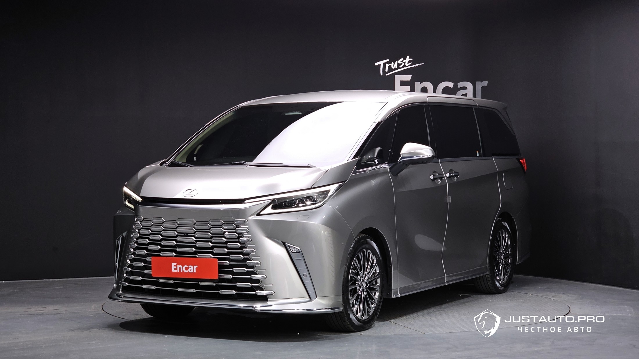 Автомобиль Lexus LM