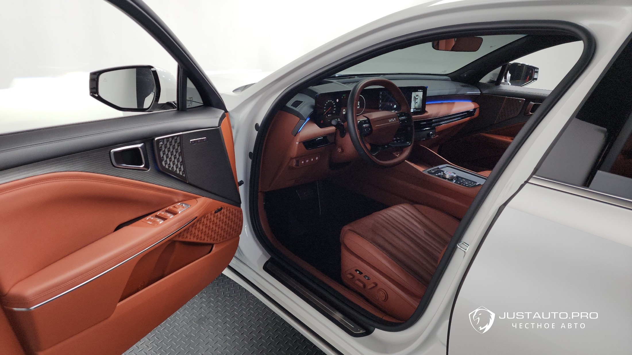 Автомобиль Kia K8
