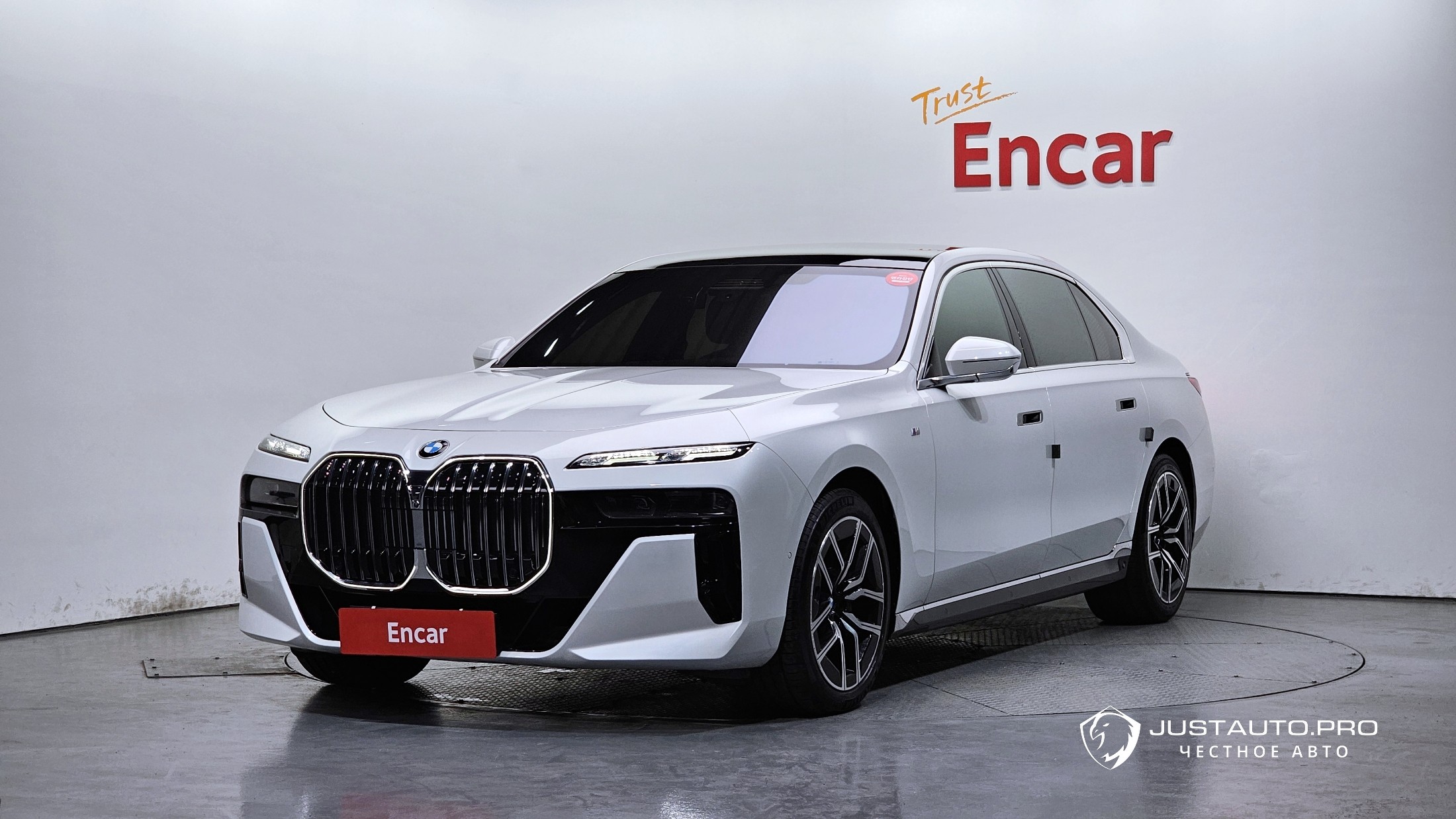 Автомобиль BMW 7-Series