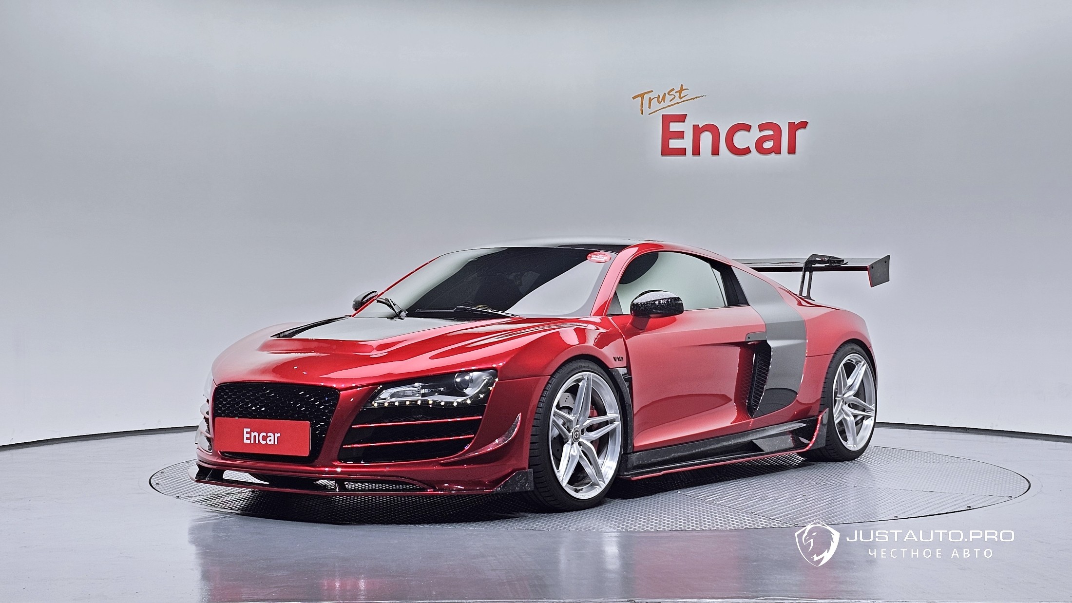 Автомобиль Audi R8