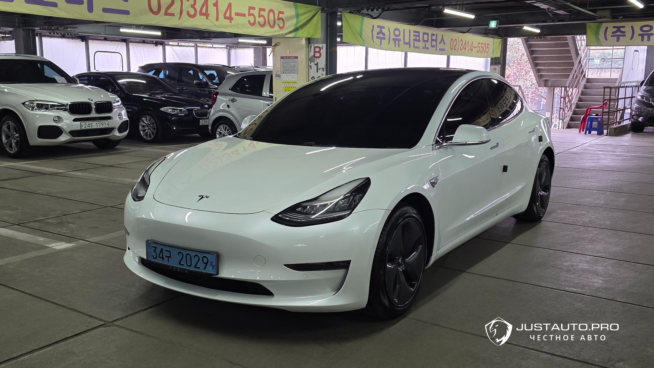 Автомобиль Tesla Model 3
