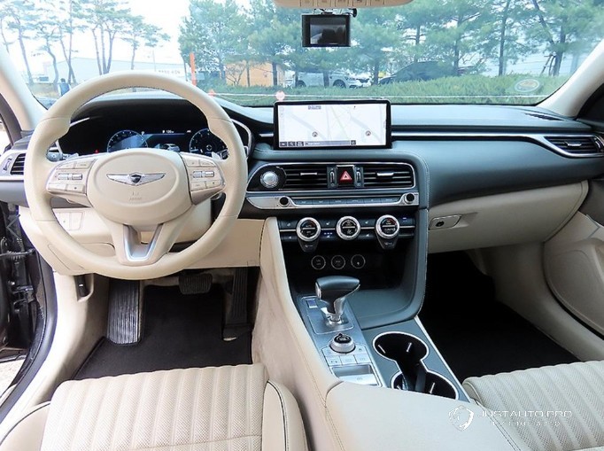 Автомобиль Genesis G70