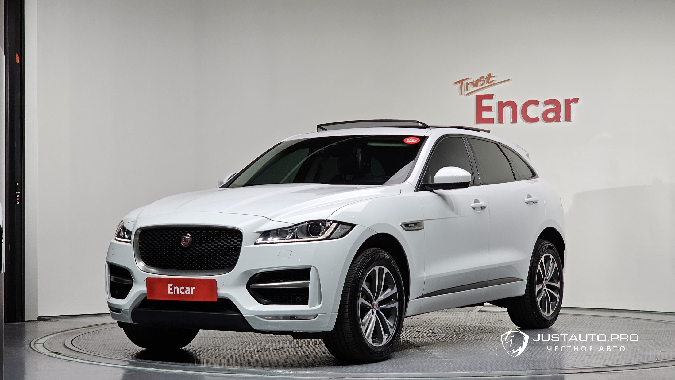Автомобиль Jaguar F-PACE