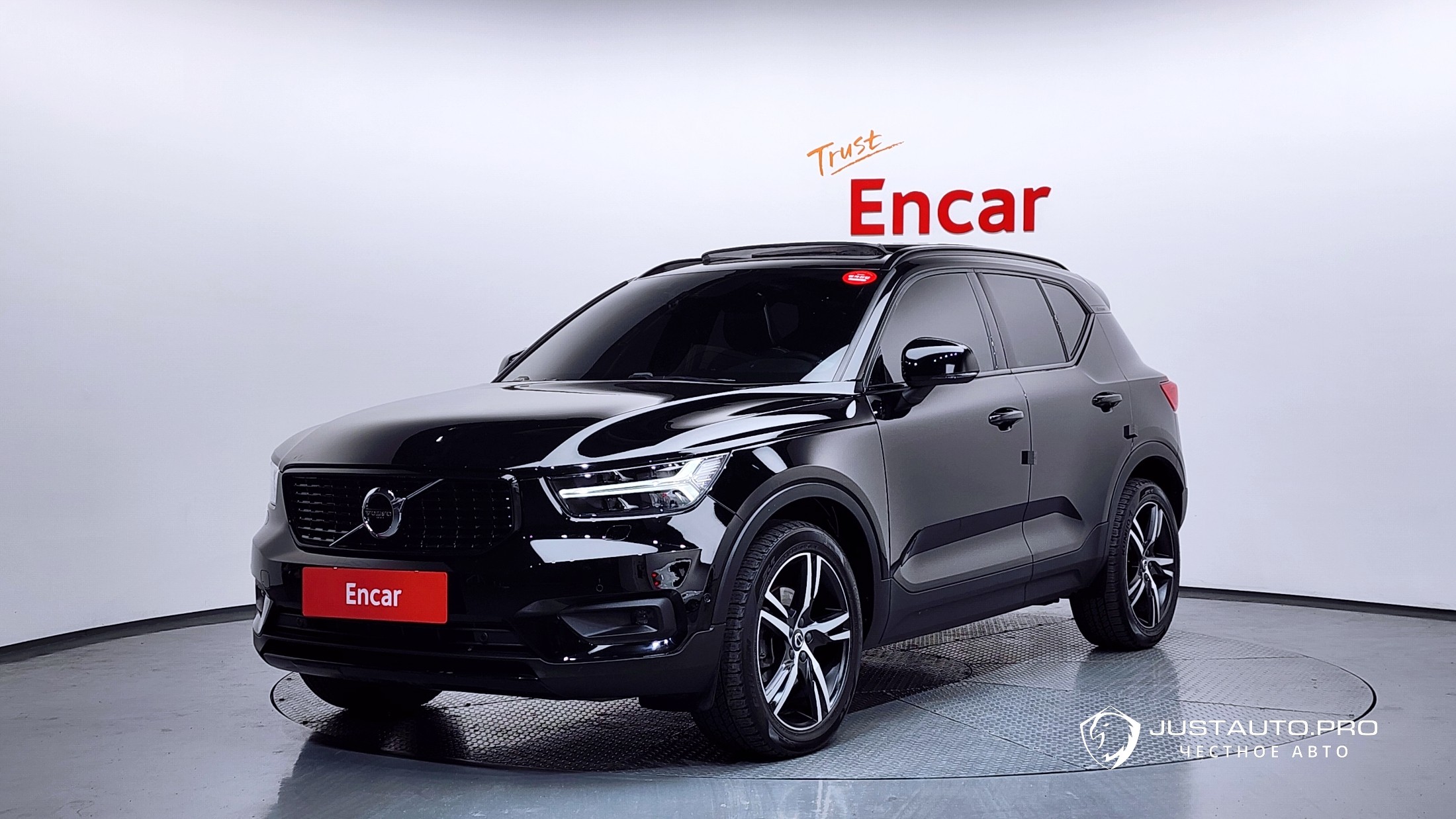 Автомобиль Volvo XC40