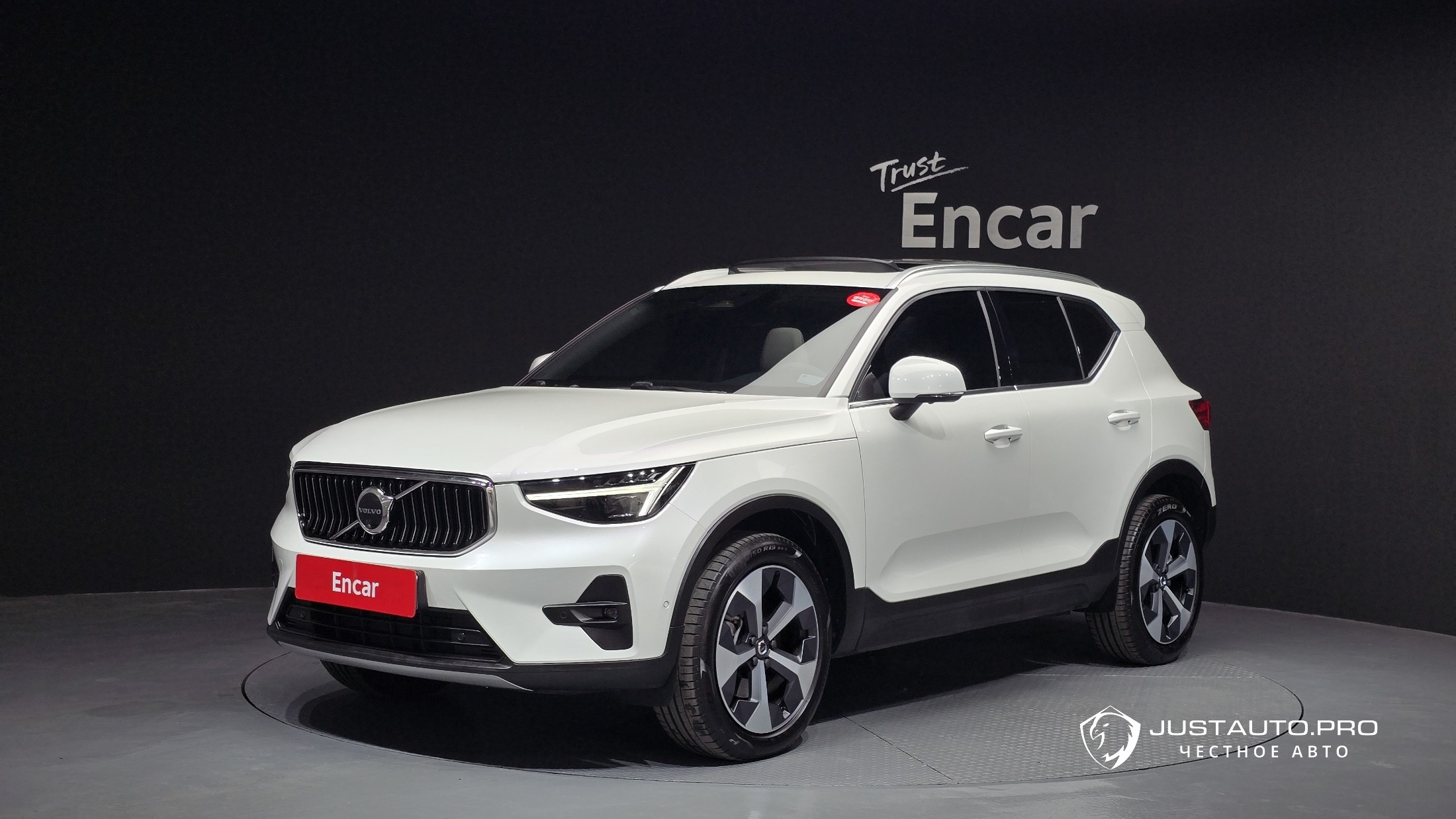 Автомобиль Volvo XC40