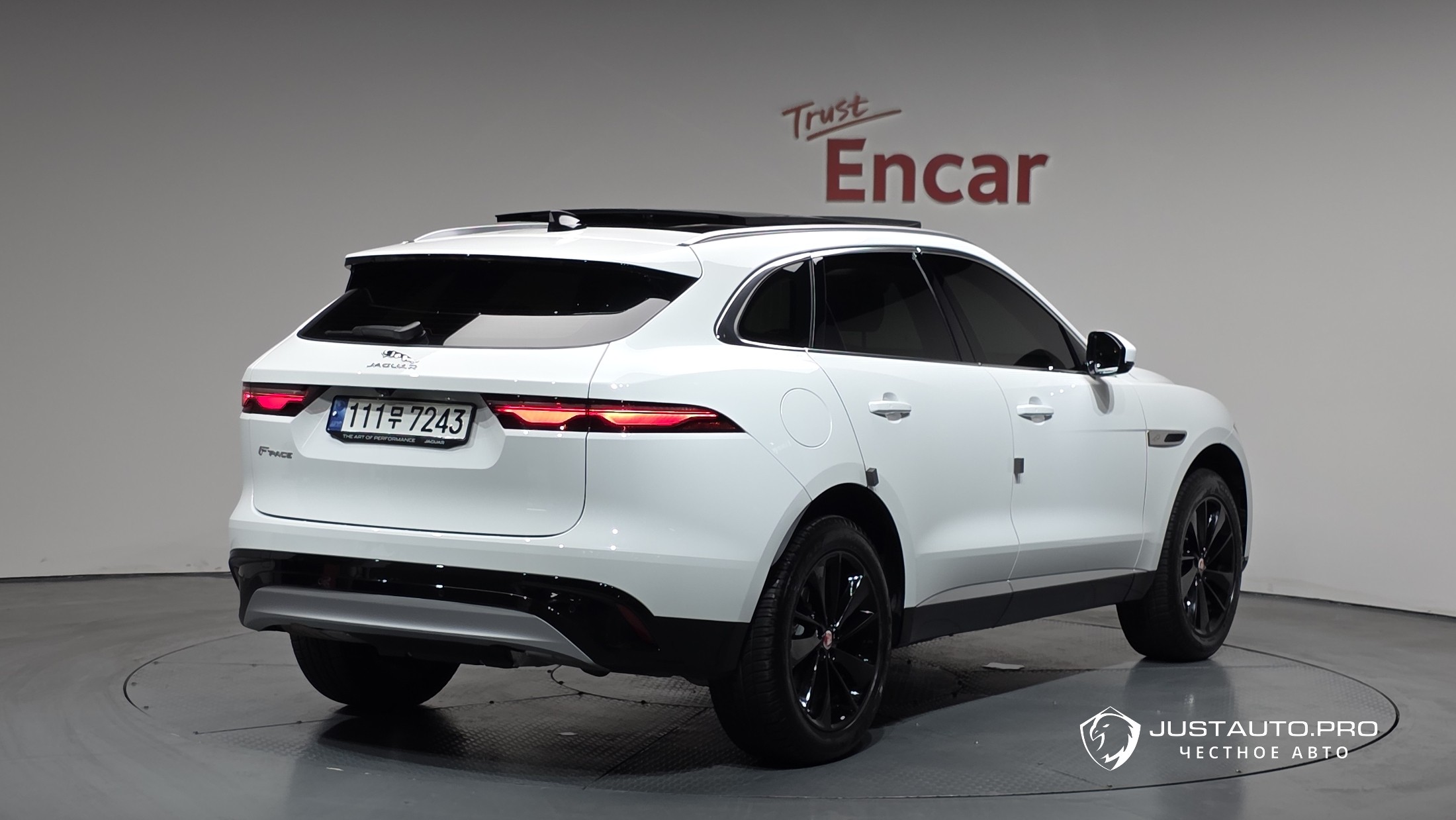 Автомобиль Jaguar F-PACE