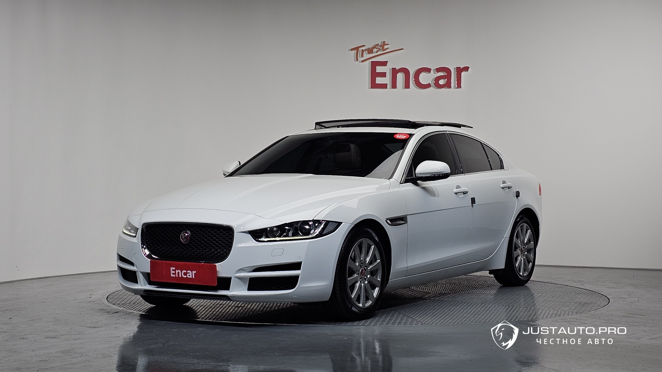 Автомобиль Jaguar XE